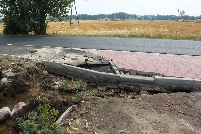 SKUTKI ULEWY: Ścieżka rowerowa Henryków-Rozdrażew do naprawy [ZDJĘCIA]