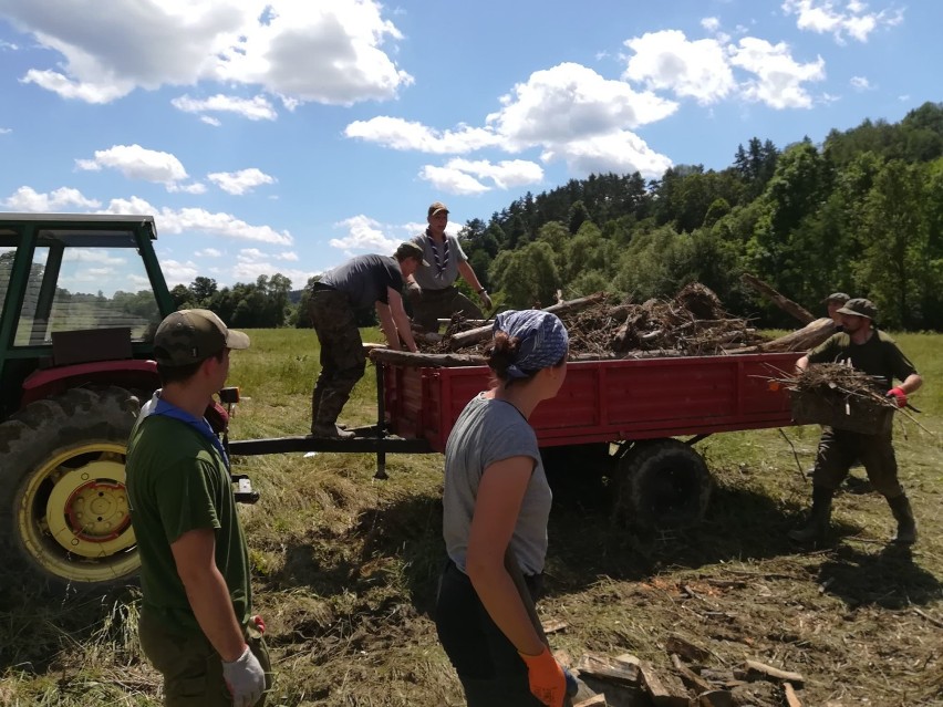 Harcerze pomagają w usuwaniu skutków powodzi w Birczy i...