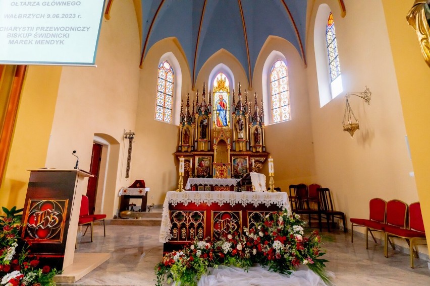 Kościół św. Barbary w Wałbrzychu to nowa perełka neogotyku. Nowy ołtarz już poświęcony - zobaczcie zdjęcia