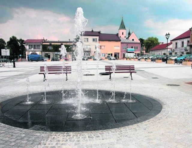 Największą atrakcją nowego Rynku jest zamontowana w jego centralnym miejscu fontanna, z której co chwilę wytryskuje woda