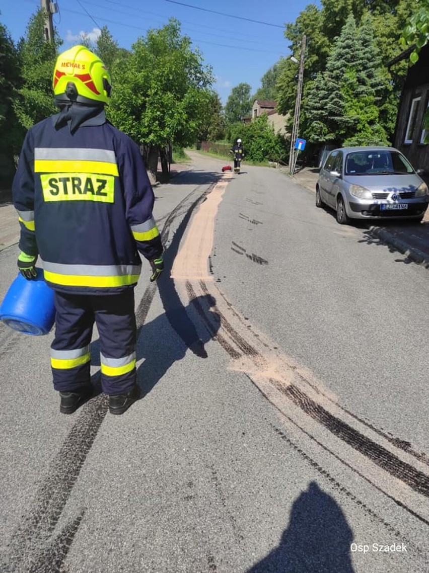 Olej rozlany na jezdni w Szadku. Sprzątnęli strażacy z OSP Szadek ZDJĘCIA