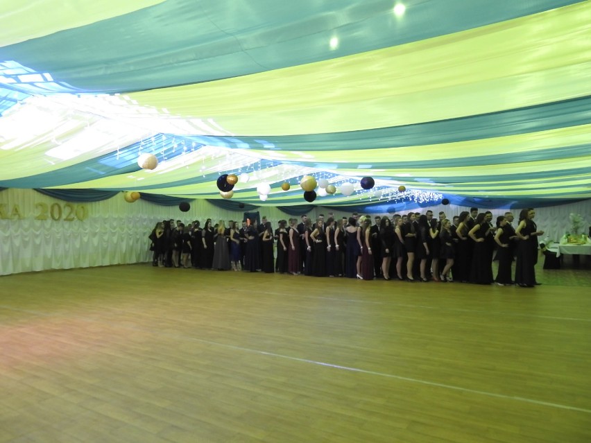 Studniówka 2020. Maturzyści z Zespołu Szkół Technicznych i Ogólnokształcących nr 4 w Łomży jako pierwsi rozpoczęli bal (zdjęcia, wideo)