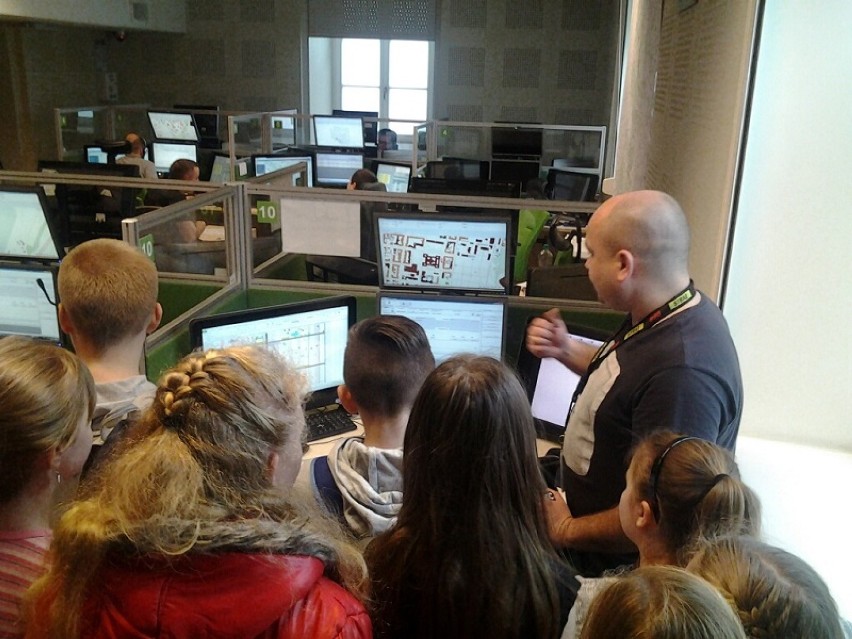 Dzieci zwiedziły Wojewódzkie Centrum Powiadamiania...