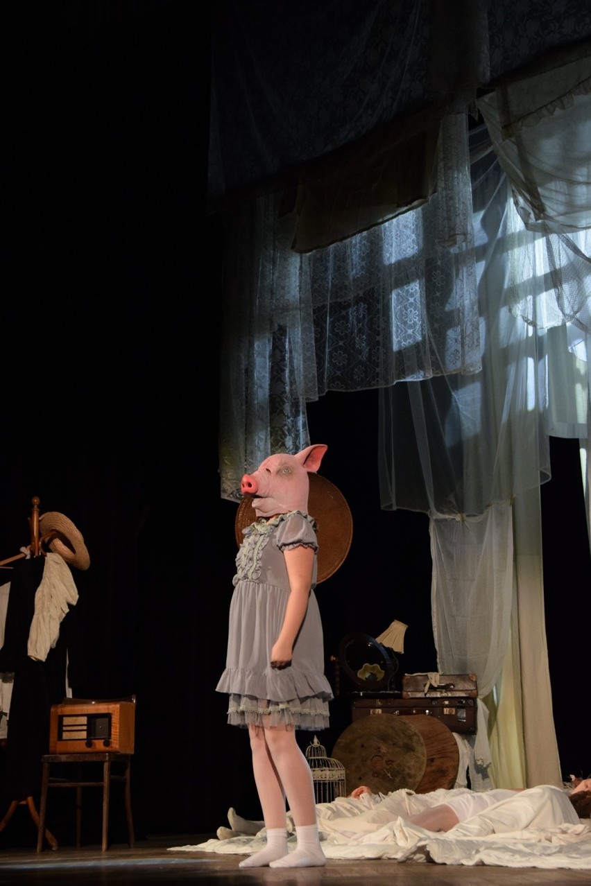 Gorlice. Dziecięca Grupa Teatralna „Być może” wystąpiła w Gorlickim Centrum Kultury ze spektaklem „Śni mi się wszystko” [ZDJĘCIA]