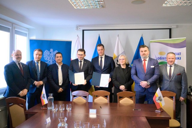 W starostwie w Oświęcimiu samorządy powiatu i gminy Zator podpisały umowy dotyczące rządowego dofinansowania na przebudowę dróg