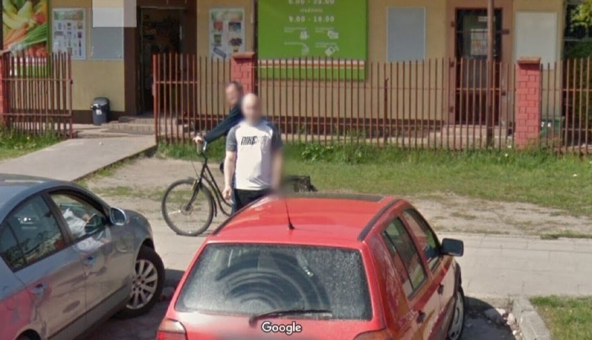 Moda na ulicach Poddębic. Stylizacje mieszkańców uchwycone przez Google Street View