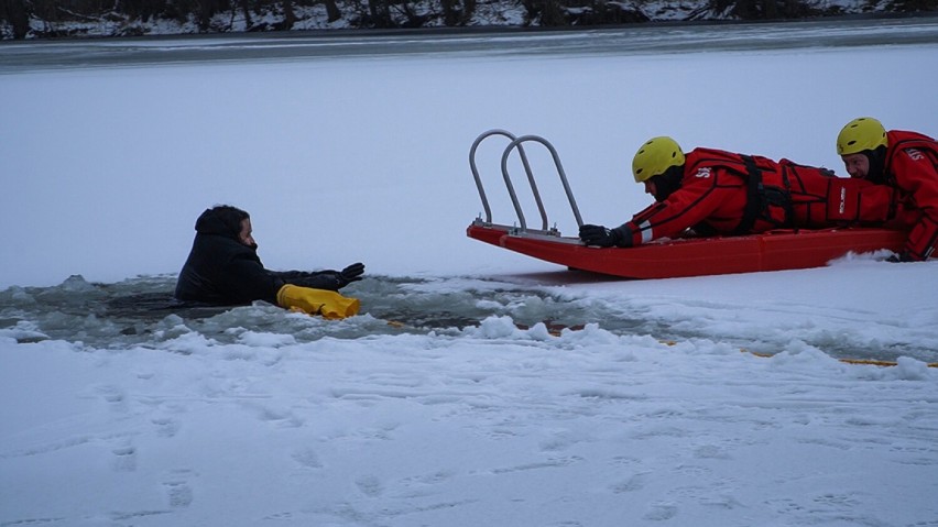 Wypadki na lodzie. Policjanci i strażacy ćwiczyli  trudne sytuacje na zamarzniętych zbiornikach wodnych