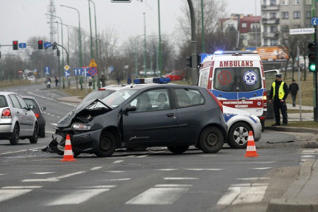 Wypadek na rondzie w Legnicy