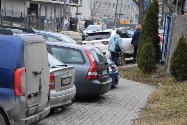 Chodniki, trawniki i jezdnia są zastawione samochodami na ulicy Górnej w Kielcach. Auta utrudniają przejście, przejazd i wyjazd z posesji.