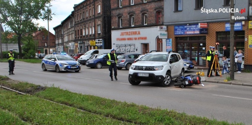 Wypadek w Bytomiu. Zderzenia skutera z osobówką. Ranna kobieta trafiła do szpitala