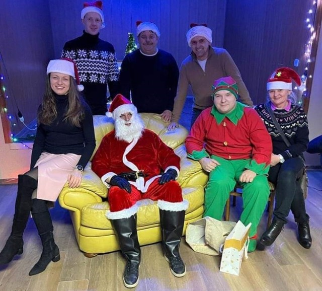 Dzieci odwiedził Święty Mikołaj, renifery i policyjny Sznupek