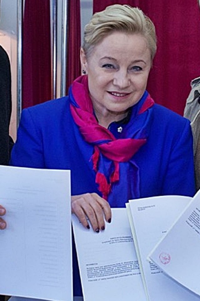 Posłanka Zofia Ławrynowicz podczas niedzielnego głosowania