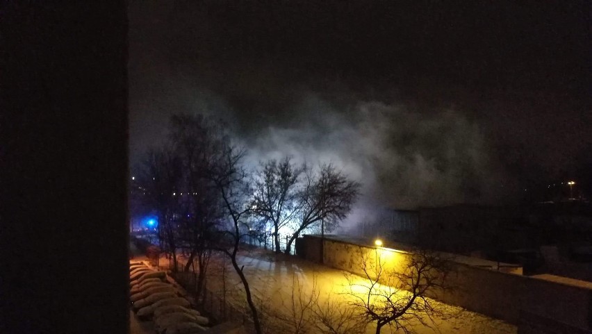 Bytom: Pożar w Tesco [ZDJĘCIA]. Zapaliła się m.in. skrzynia z fajerwerkami, sklep nieczynny