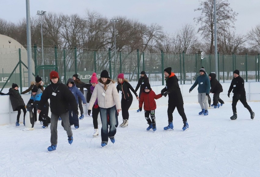 W sobotę na radomskim lodowisku było wielu młodych...
