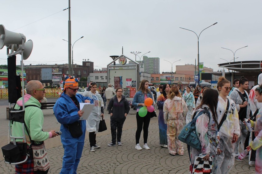 Happening uczniów Plastyka na ulicach Dąbrowy Górniczej
