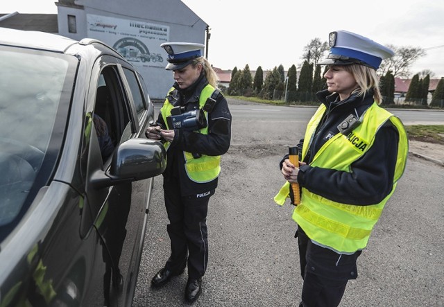 Mandaty za nietrzymanie rąk na kierownicy zdarzą się tylko w skrajnych przypadkach łamania tego przepisu