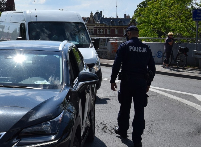 Obława w Kędzierzynie-Koźlu. Policjanci szukają podejrzanego o udział w głośnej bójce na ul. Targowej