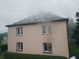 Pożar domu w Stanowicach.  Starsza kobieta potrzebowała pomocy medycznej. Prawdopodobne zaprószenie ognia 