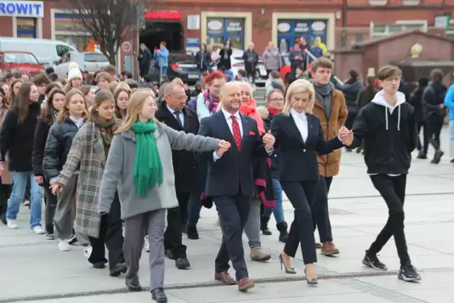 Uczniowie z Rudy Śląskiej zatańczyli poloneza na rynku.