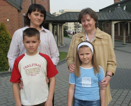 Iwona Krynicka-Hajduk (po lewej) wraz z dziećmi Martą i Kamilem oraz katechetką Urszulą Moćko.