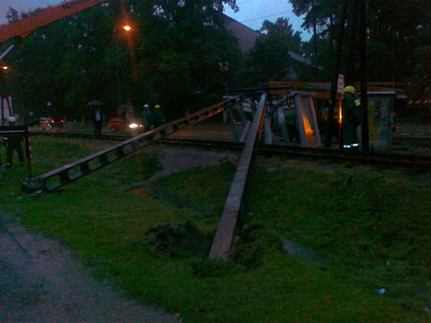 Słup elektryczny przewrócił się na przystanek autobusowy w Piasecznie