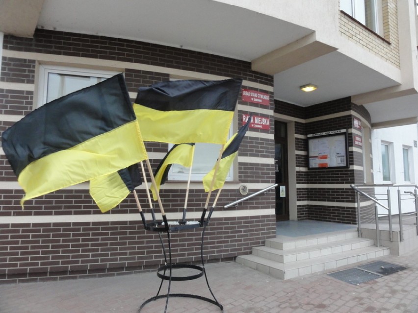 Na Dizeń Jedności Kaszubów w Żukowie eksponuje się flagi kaszubskie
