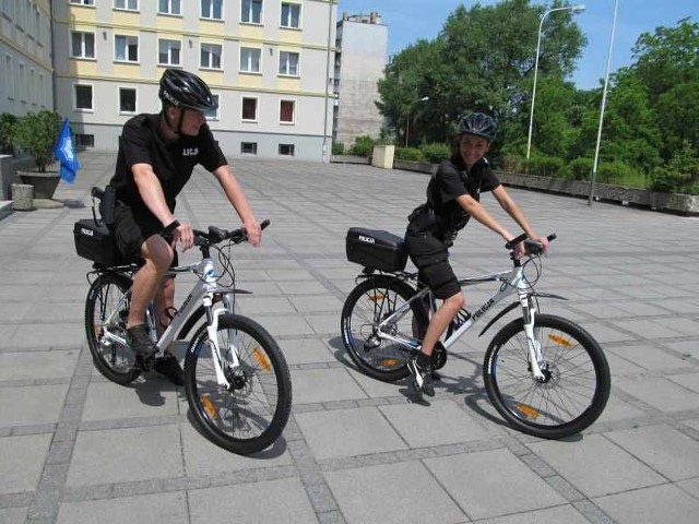 Rowerowe patrole policji wpisały się już na stałe w pejzaż Zielonej Góry. Dzisiaj do czterech  rowerów ufundowanych wcześniej przez Miasto Zielona Góra dołączyły dwa zakupione dla zielonogórskich policjantów przez Powiat Zielonogórski. Rowery są nowoczesne i lekkie. Policjanci sprawdzili nowy sprzęt i ocenili go bardzo wysoko. Policjanci na rowerach pojawiają się najczęściej w centrum miasta oraz w okolicach parków i skwerów. Policjanci z patrolu rowerowego podczas służby wykonują podobne zadania jak pa