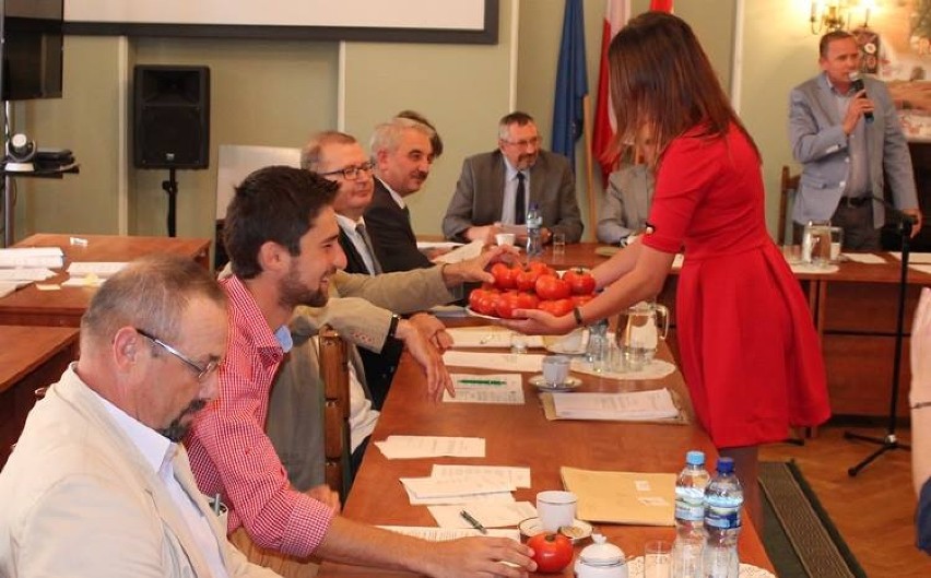 Radni powiatu kaliskiego otrzymali symboliczne pomidory i...