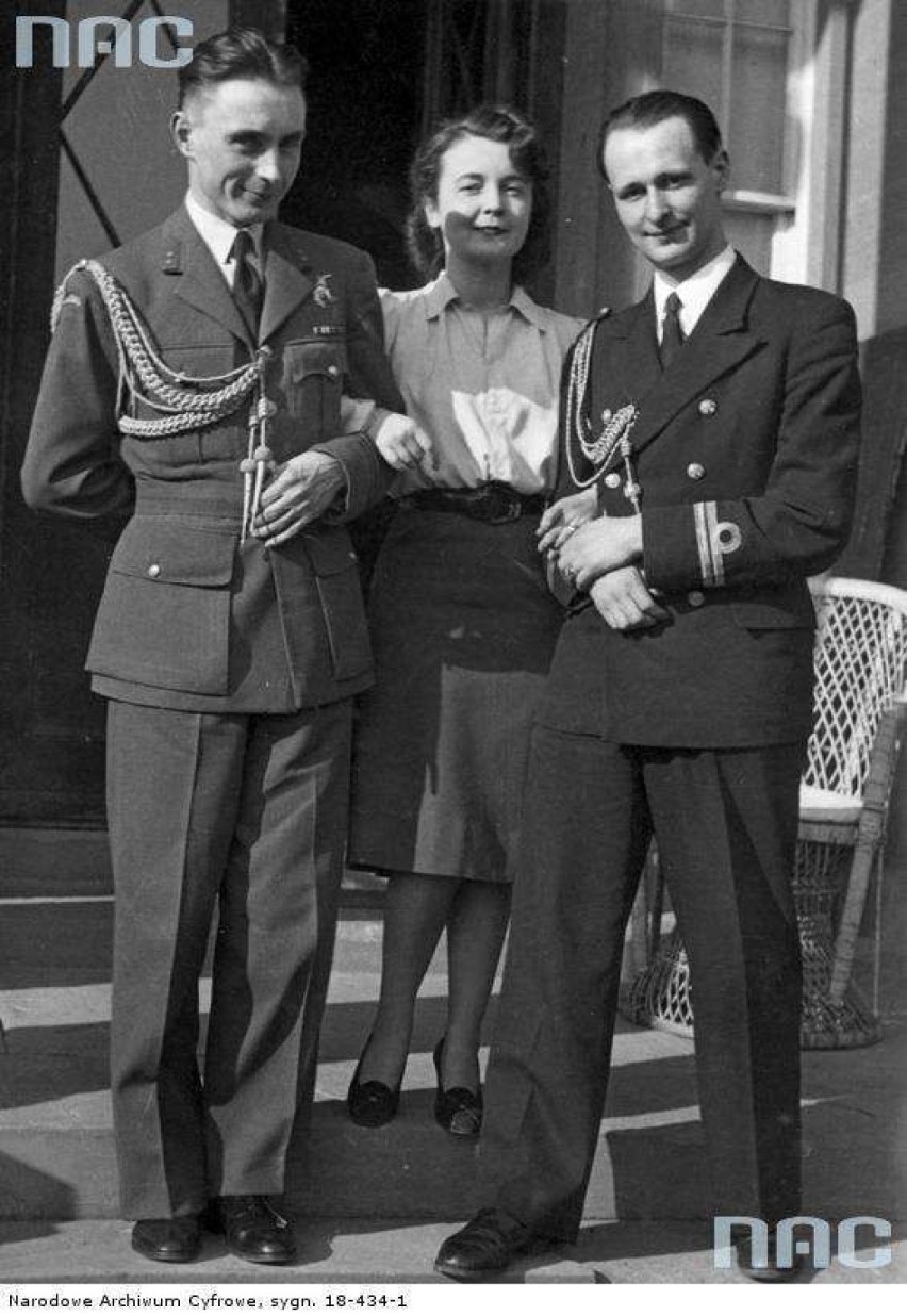 Por. pilot Czesław Główczyński (z lewej) i por. marynarki...