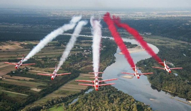 Rozpoczęła się sprzedaż biletów na świdnicki Air Festiwal. Przez dwa dni fani podniebnych akrobacji obejrzą na trawiastym lotnisku w Świdniku łącznie 80 ekip. Swoją obecność zapowiedzieli już m.in. Łukasz Ciepiela, czy czescy piloci z Flying Bulls Aerobatics Team. 

WIĘCEJ: Świdnik Air Festiwal już wkrótce. Organizatorzy przedstawili szczegóły imprezy