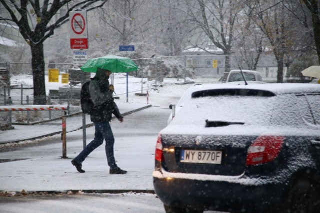 Warszawa zasypana śniegiem. 164 pługoposypywarki ruszyły w miasto