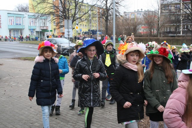 Uczniowie ZS-P nr 7 z Wałbrzycha pierwszy dzień wiosny witali w Kapeluszach Daisy