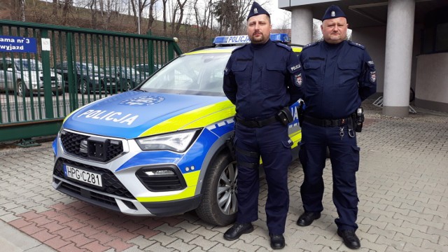 Policjanci na miejscu zastali mężczyznę, który częściowo leżał w wodzie, był mocno wychłodzony i nieprzytomny