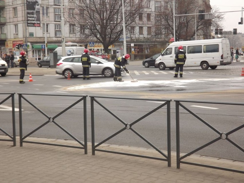 Wrocław: Kwas solny na jezdni zatamował ruch przy pl. Orląt Lwowskich (ZDJĘCIA)