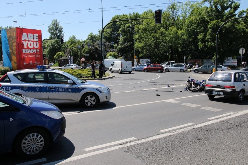 Kraków. Wypadek motocyklisty na rondzie Matecznego [ZDJĘCIA]