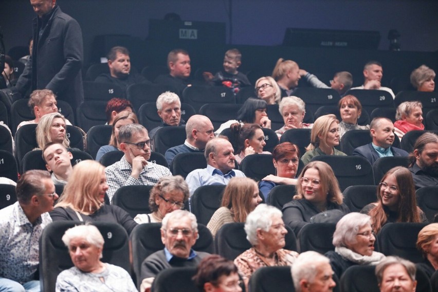 Koncert Barbórkowy w „Oskardzie” Publiczność nagrodziła konińskich muzyków w pióropuszach gromkimi brawami  [ZDJĘCIA]