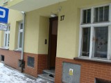 Jelenia Góra: Ukradli drzwi wejściowe do budynku. Mieszkańcy proszą o pomoc