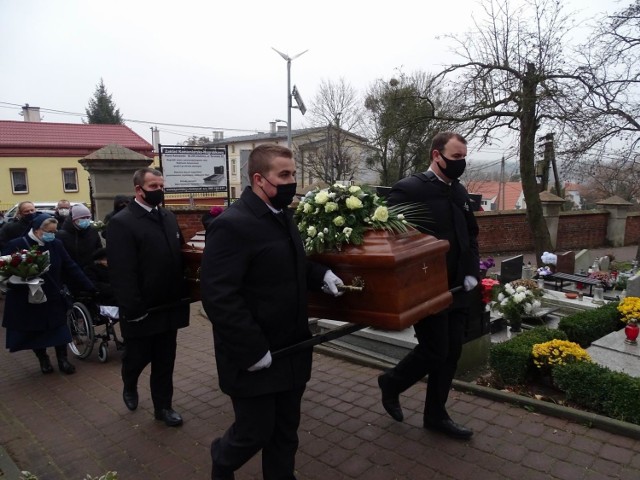 Ksiądz Jan Kujaczyński spoczął na cmentarzu parafialnym w Chełmnie. Swoją skromnością i życzliwością zyskał sobie szacunek wielu mieszkańców Chełmna i współpracujących z nim wikariuszy