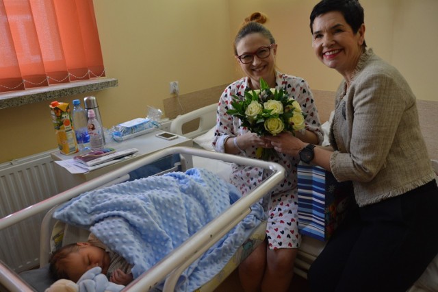 Z gratulacjami i prezentami dla pierwszego narodzonego w 2020 roku dziecka przyszła wicestarosta Małgorzata Issel.