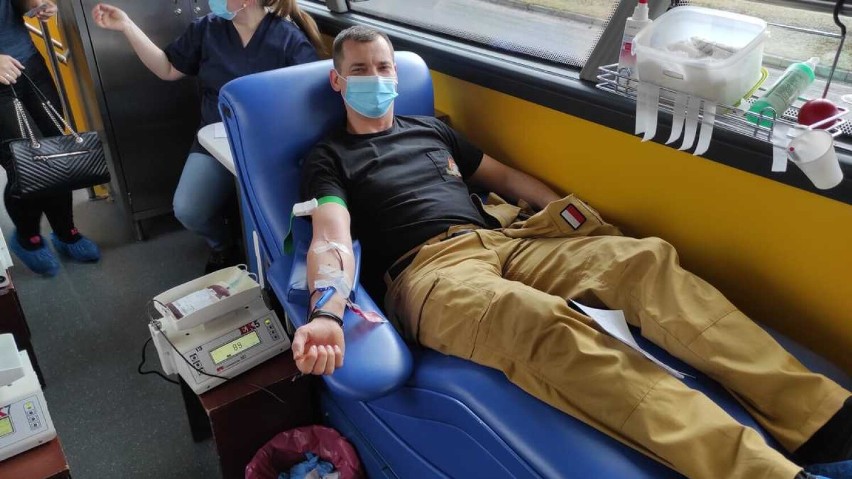 Akcja oddawania krwi pod komendą policji w Wągrowcu. Jeden z policjantów został nagrodzony