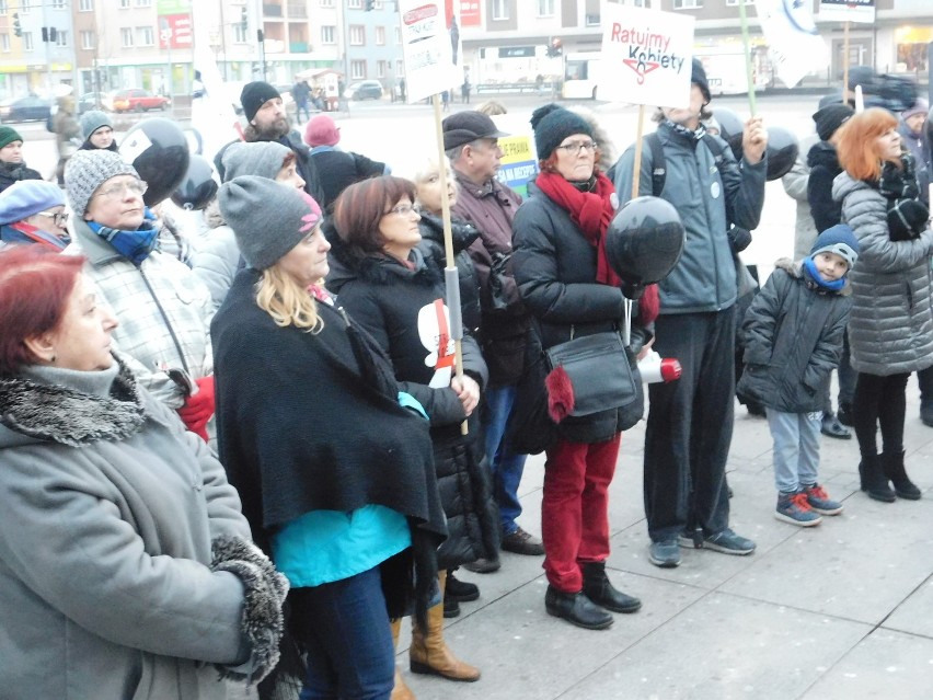 Manifestacja z okazji Dnia Kobiet w Koszalinie [ZDJĘCIA, WIDEO]