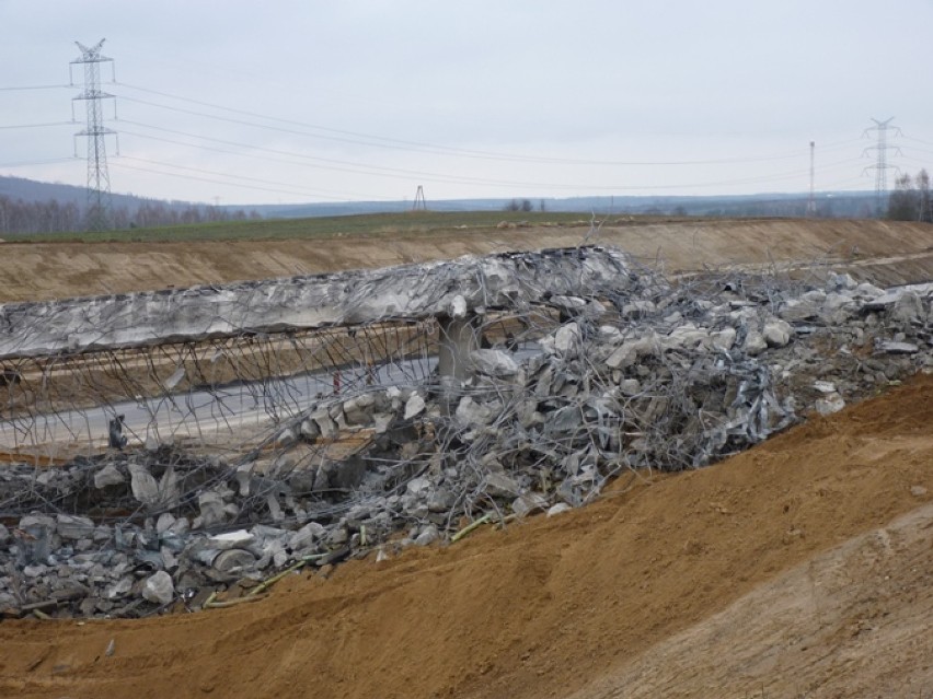 Radomsko: trwa wyburzanie wiaduktów w Dobryszycach i Kamieńsku nad autostradą A1 [ZDJĘCIA, FILM]