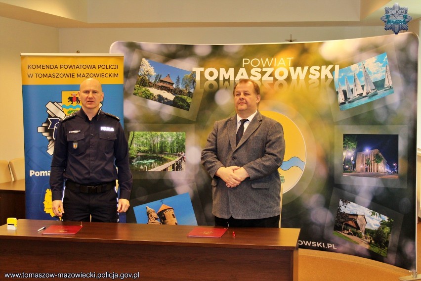 Będą dodatkowe patrole policji w powiecie tomaszowskim. Starosta podpisał porozumienie z komendantem policji [zdjęcia] 