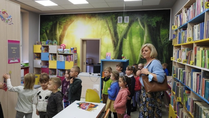 Jesienne warsztaty przedszkolaków ze Staszowa. Poznawali uroki biblioteki (ZDJĘCIA)
