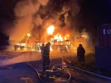 Nocny pożar w Górkach koło Kwidzyna. Spłonęło 7 tirów. Nie ma poszkodowanych, naczepy były puste