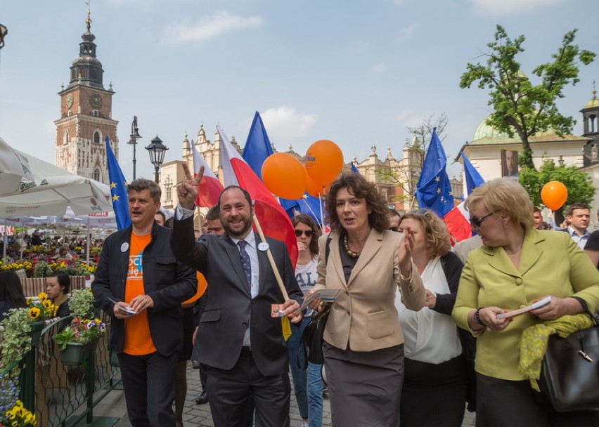 Kraków. Największa flaga UE na marszu Twojego Ruchu [ZDJĘCIA]
