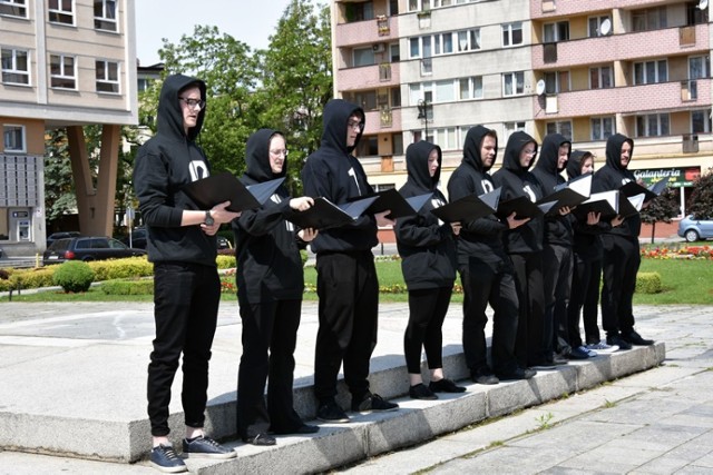 Chór Binarny występował w centrum Legnicy.