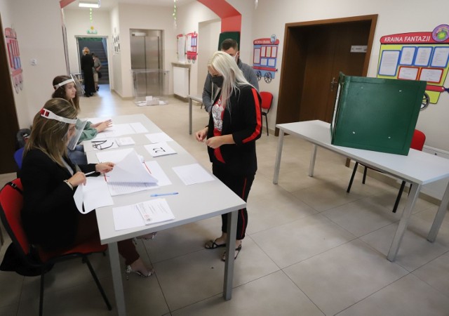 Głosowanie w siedzibie obwodowej komisji wyborczej numer 22 w Radomiu (mieści się w Publicznym Przedszkolu numer 4 przy ulicy Kilińskiego 25).