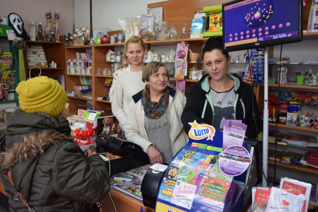 -&nbsp;Ta wygrana rozreklamuje nasz punkt - cieszą się Natalia Oleksak (od lewej), Henryka Szymkowiak i Anita Mikołajczak