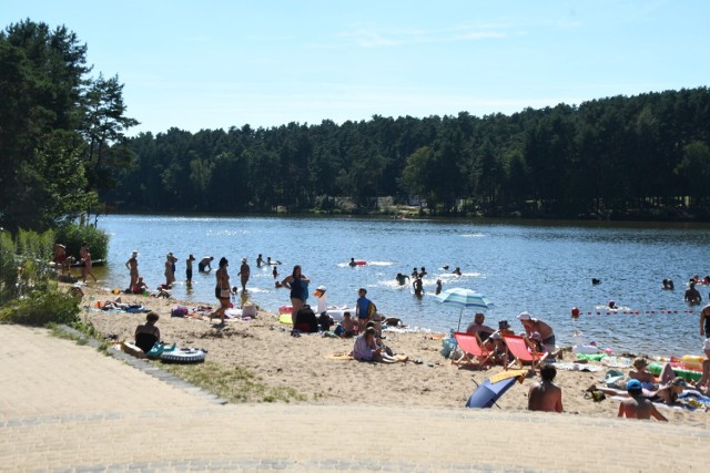 W piątek, 5 sierpnia temperatura powietrza przekraczała 30°C, mnóstwo osób postanowiło skorzystać z tej okazji wypoczywając nad rejowskim zalewem. Jedni plażowali, inni pływali w rowerkach, a jeszcze inni opalali się na plaży.

Więcej zdjęć na kolejnych slajdach>>>